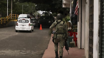 Elementos del Ejército custodian el hospital donde se encuentran los migrantes heridos en el municipio de Huixtla, Chiapas. El 3 de octubre 2024.