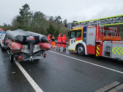 Grúa de los bomberos y lanchas del Grupo Especial de Actividades Subacuáticas de la Guardia Civil (GEAS) que participaron en el rescate de los accidentados.