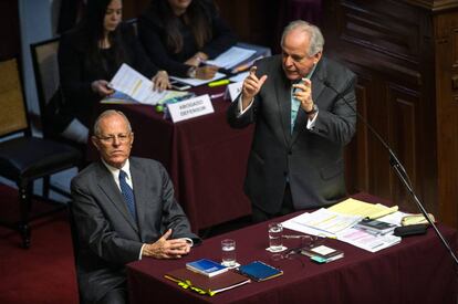 El presidente peruano Pedro Pablo Kuczynski observa mientras su abogado Alberto Borea habla ante el Congreso Nacional peruano en Lima.