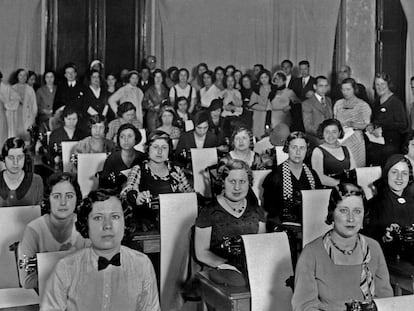 Segon Concurs Femen&iacute; de Mecanografia, de 1935: algunes indument&agrave;ries i talls de cabells donen pistes dels canvis de les dones.