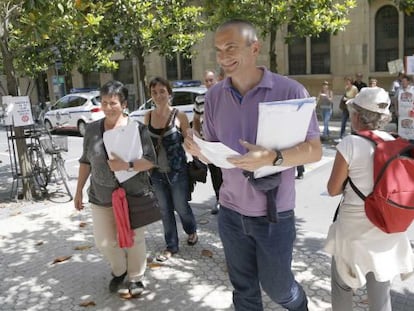 Joseba Permach e Ino Galparsoro, consejeros de EH Bildu en Kutxa, acceden a la asamblea de la caja.