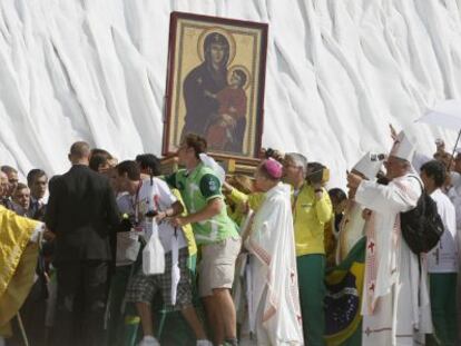 Peregrinos saludan al Papa en el aeródromo de Cuatro Vientos.