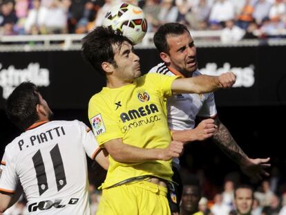 Piatti, Trigueros y Alcácer disputan un balón aéreo.