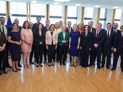 En el centro, con chaqueta verde, la presidenta de la Comisión Europea, Ursula von der Leyen, con los miembros del próximo Colegio de Comisarios.