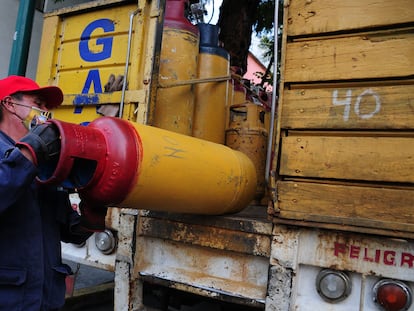 Un vendedor distribuye gas LP en Ciudad de México.