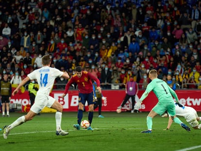 Álvaro Morata marca el tercer tanto ante Islandia, en Riazor.