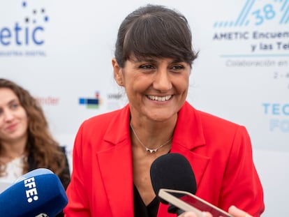 La secretaria de Estado de Telecomunicaciones e Infraestructuras Digitales, María González Veracruz, atiende a los medios durante su participación en el 38 Encuentro de la Economía Digital y las Telecomunicaciones en Santander este martes.