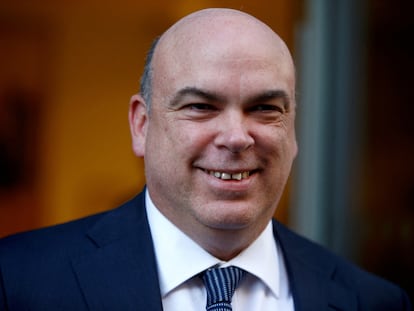 El empresario británico Mike Lynch sale de un tribunal en Londres en 2019.