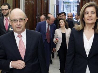 El ministro de Hacienda, Cristóbal Montoro, y la titular de Empleo, Fátima Báñez, entran en el Congreso seguidos del responsable de Economía, Luis de Guindos, y la vicepresidenta, Soraya Sáenz de Santamaría. 