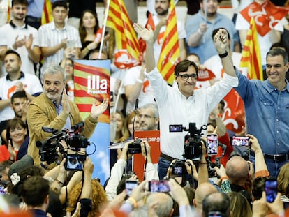 Acto de cierre de campaña del PSC, con Salvador Illa, favorito en las encuestas, y el presidente del Gobierno, Pedro Sánchez. A la izquierda, Jaume Collboni, alcalde de Barcelona.