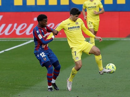 Gerard Moreno controla el balón ante Mickael Malsa