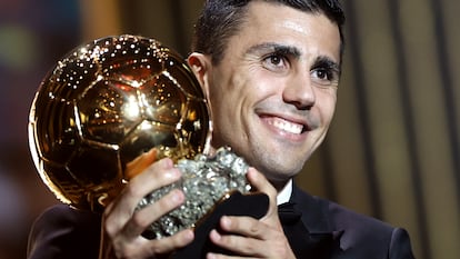 Rodri Hernández exhibe el Balón de Oro durante la ceremonia organizada en París este lunes.