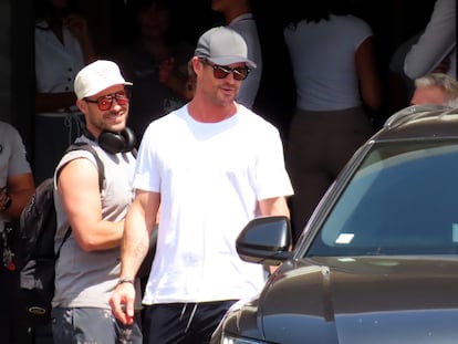 El actor Chris Hemsworth, fotografiado por Joan Lladó el pasado 26 de agosto, a su salida de la terminal privada del aeropuerto de Palma (Mallorca).