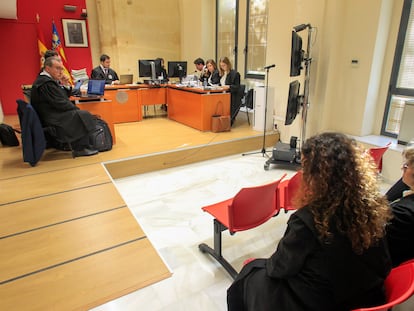 Vista general de la primera jornada del juicio en el palacio de Justicia de Alcoi.