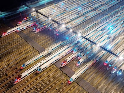 Vista de trenes bala en una estación ferroviaria en Nanjing, provincia de Jiangsu. 