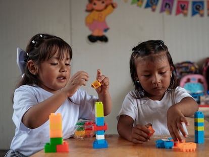 Alumnos de la escuela Don Jose María Vallejo y Mendoza, de la comuna Punta de Piedra, en el golfo de Guayaquil, construida con apoyo de la ONG The Social Project.