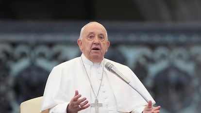 El papa Francisco reza durante su audiencia general semanal en la Plaza de San Pedro, el 23 de octubre en Ciudad del Vaticano.