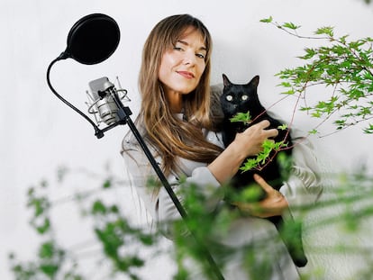 Nikki García es actriz de doblaje, cantante y granjera, , retratada en su casa del barrio de la Concepción, en Madrid.