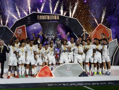 Los jugadores del Real Madrid celebran el título de la Supercopa.