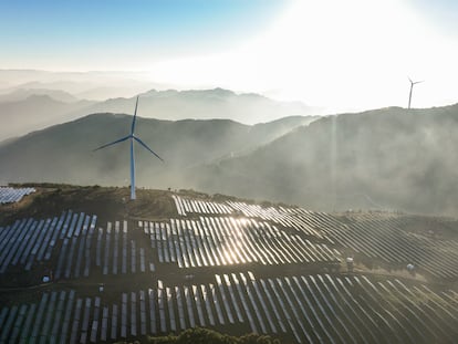 Imagen aérea de un parque de aerogeneradores y placas solares en Bijie, en China, en noviembre de 2023.