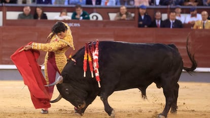 Isaac Fonseca, en un pase del pecho al sexto toro de la tarde.