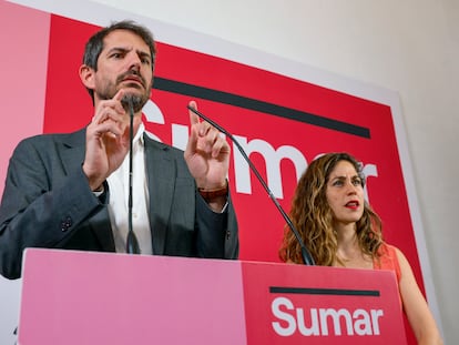 El portavoz de Sumar, Ernest Urtasun y la secretaria de organización, Lara Hernández, durante una rueda de prensa en Madrid.