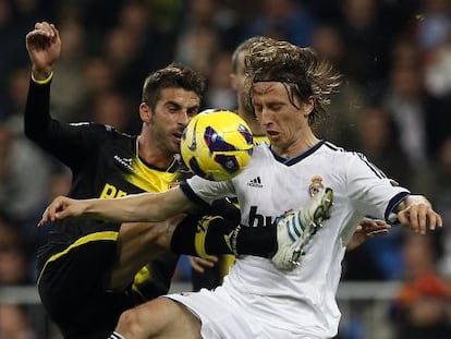 Modric pelea un balón con José Mari.