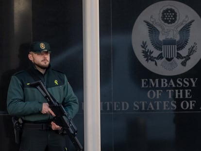 Agentes de la Guardia Civil en la embajada de EE UU en Madrid, el pasado día 1, cuando se recibió uno de los sobres con material pirotécnico.