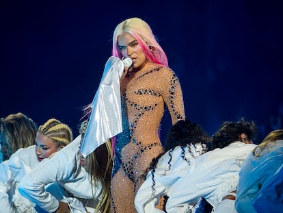 Karol G, durante uno de sus recientes conciertos en el Santiago Bernabéu.