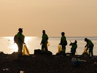 -La playa de la Barceloneta a primera hora de la mañana tras la verbena de Sant Joan.