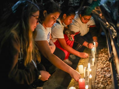 Aficionadas de Liam Payne colocan velas fuera del hotel donde el cantante fue encontrado sin vida, en Buenos Aires.