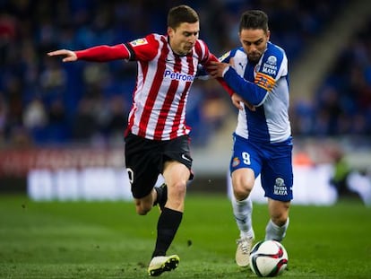 Sergio Gar&iacute;a disputa el bal&oacute;n con De Marcos en el partido de Copa frente al Athletic, el mi&eacute;rcoles pasado.  