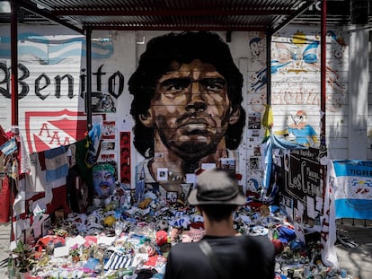 Personas observan un mural de Diego Maradona convertido en santuario en el estadio de Argentinos Juniors, el 1 de diciembre de 2020 en Buenos Aires (Argentina).