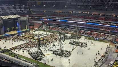 El Estadio Azteca con muy poca ocupación poco tiempo antes del inicio programado del concierto.