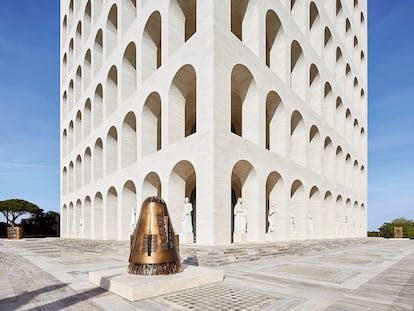 Las esquinas del Palazzo della Civiltà Italiana muestran cuatro obras de Pomodoro, como esta 'L'Ambizione (Clitennestra)'.