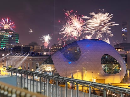 Fuegos artificiales en Eindhoven durante la nochevieja de 2022.