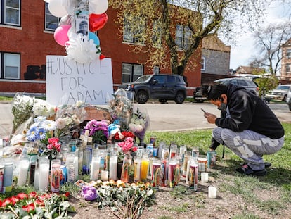 Una mujer se arrodilla frente a un altar en memoria de Adam Toledo, de 13 años, instalado cerca del callejón donde un policía le disparó en el vecindario de La Villita en Chicago.