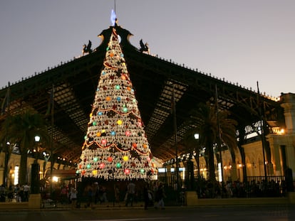 Un árbol de navidad en la estación central de trenes de Santiago, en una imagen de archivo.