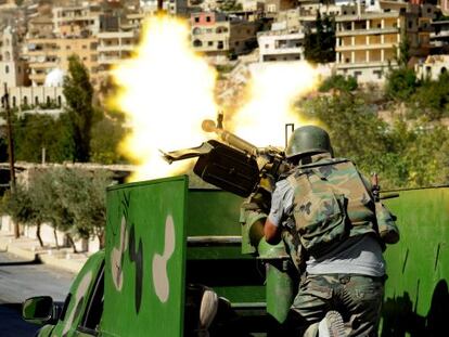 El Ej&eacute;rcito sirio dispara en una calle de la localidad de Malula, el s&aacute;bado, en una foto difundida por la agencia oficial siria. 