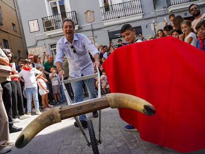 El extorero y exvicepresidente del Consell, Vicente Barrera, durante un encierro taurino infantil simulado, en la plaza de SAnt Bult de Valencia, este domingo.