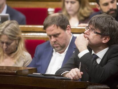 Neus Munte, Oriol Junqueras y Carles Puigdemont en el pleno del &quot;Parlament&quot; del 22 de marzo. 