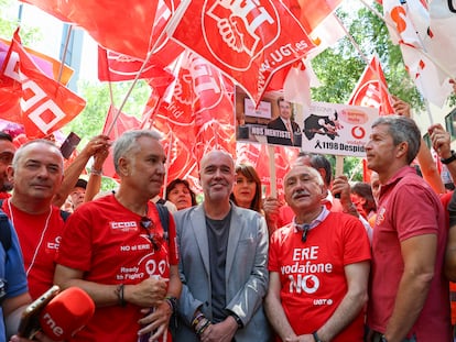 El secretario general de CC.OO, Unai Sordo (3i) y el secretario general de UGT, Pepe Álvarez (4i), durante la protesta de los trabajadores de Vodafone.