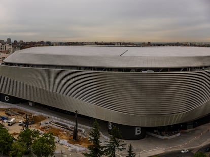 Obras del estadio Santiago Bernabéu desde el paseo de las Castellana el 25 de abril.