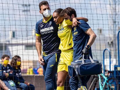 Salma Paralluelo abandona el campo tras la lesión en pleno partido contra el Granada.