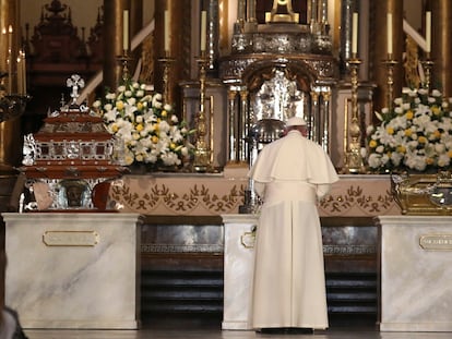 El Papa Francisco ora ante las reliquias de santos peruanos en la Catedral de Lima, Perú, el domingo 21 de enero de 2018.