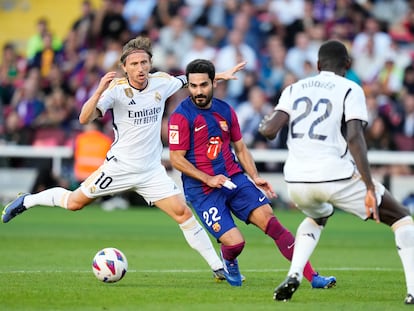 Gündogan contra el balón entre Modric y Rüdiger en el último clásico en Montjïuc.