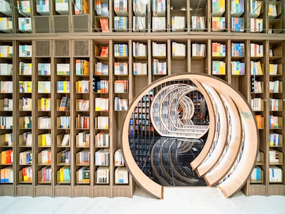 Entrar en la librería Zhongshuge, en Pekín (China), diseñada por Studio XL-Muse con suelos de espejo y una luz envolvente, es como adentarse en un túnel espacio temporal, como los libros que te proponemos para regalar esta Navidad. |