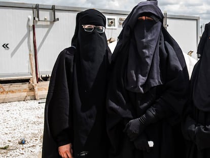 Las españolas Yolanda Martínez, de 34 años (izquierda), Lubna Miludi, de 40 años (centro) y Luna Fernández, de 32 años, este martes en el campo de acogida para familiares del ISIS de Al Hol, en el noreste de Siria,