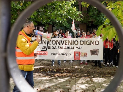 Trabajadores de RTVCyL se concentran este jueves frente a la sede de la Junta de Castilla y León en Valladolid, donde se celebra Consejo de Gobierno, para pedir mejoras  laborales.