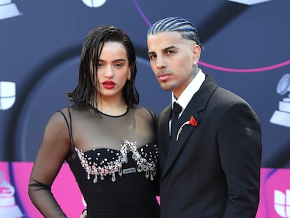 Rosalía y Rauw Alejandro en la gala de los Latin Grammy celebrada el 17 de noviembre de 2022, en Las Vegas, EE UU.